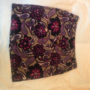 Corduroy skirt . Side zipper lines pockets